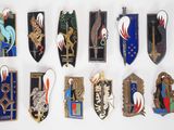 de nombreux types de badges différents sur un fond blanc