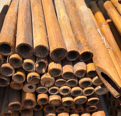 un tas de tiges de bambou empilées les unes sur les autres