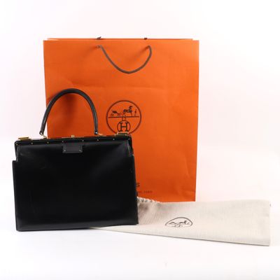 Sac à main Hermès en cuir noir avec finitions dorées et pochette assortie