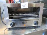 une photo d'un four grille-pain posé sur une table