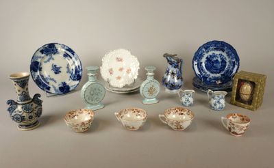 beaucoup de vaisselle et de vases bleus et blancs