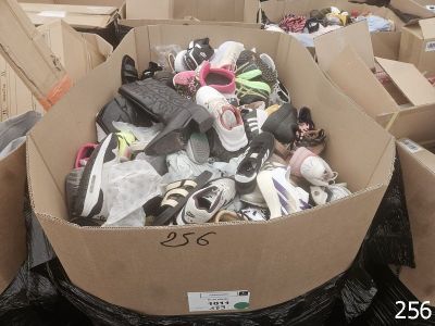 une boîte en carton remplie de chaussures et d'autres objets