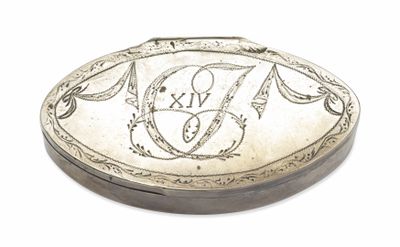 un étui à pilules ancien en argent, orné d'un monogramme