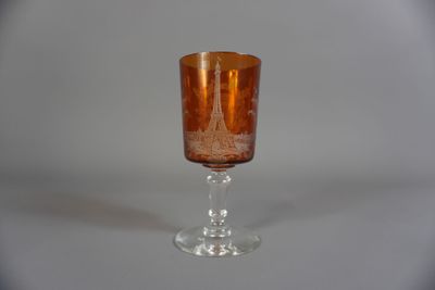 un verre à vin posé sur une table