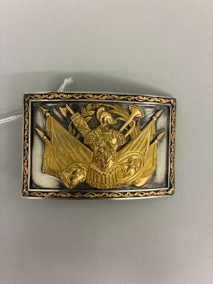 une image représentant une boucle de ceinture en or et en argent ornée d'un dragon