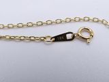 a close up of a gold chain with a clasp on it