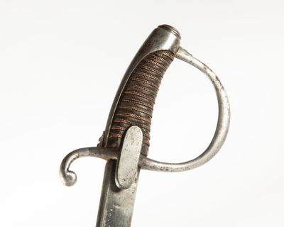 gros plan d'une épée sur fond blanc