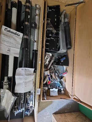 une boîte contenant tout un assortiment d'appareils électroniques