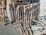 de nombreuses pièces de bois empilées les unes sur les autres