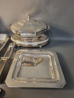 une multitude d'assiettes et de couverts en argent sur une table
