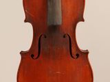 gros plan d'un violon avec un archet sur fond blanc
