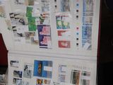 une personne tenant un réfrigérateur recouvert de timbres et d'aimants