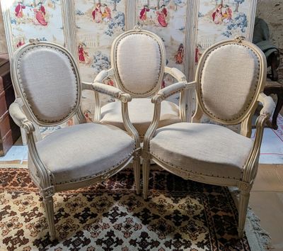 three chairs that are sitting on a rug in a room