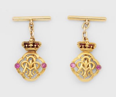 une paire de boucles d'oreilles plaquées or, ornées de pierres roses et d'une couronne