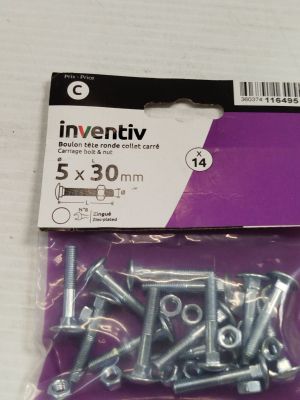 un sac de vis et d'écrous posé sur une table