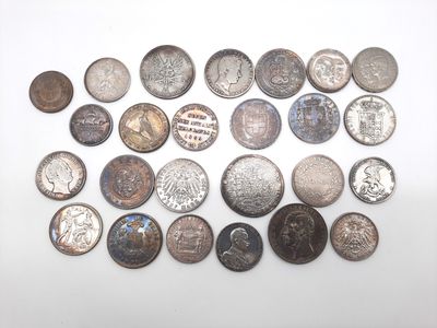 une image représentant un tas de vieilles pièces de monnaie posées sur une surface blanche