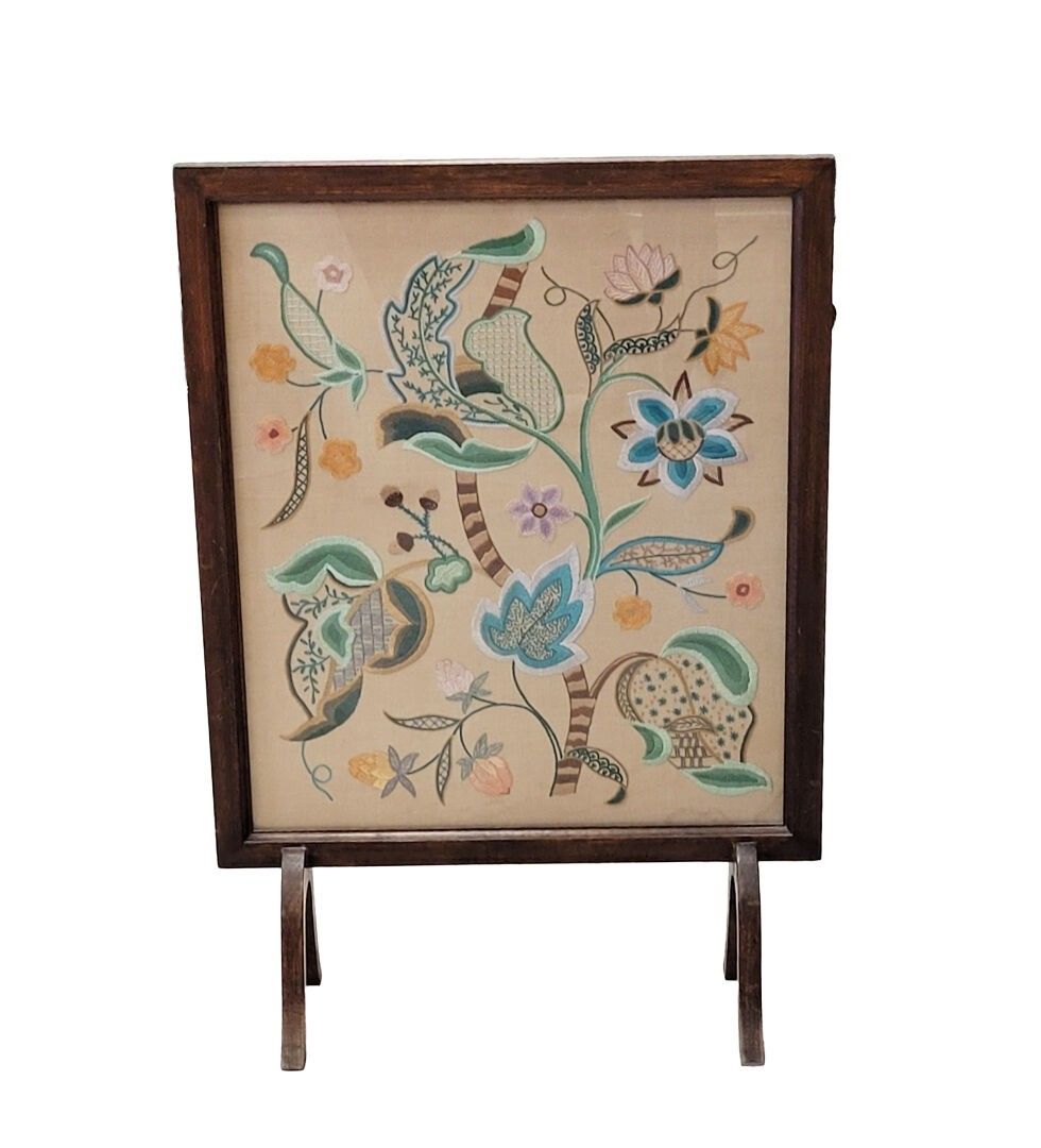 ECRAN DE CHEMINEE à armature en bois encadrant un tissu brodé de motifs floraux. Angleterre, XXe siècle. 78 x 54,5 x ...