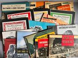 de nombreux livres posés sur une table