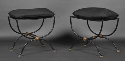 paire de tabourets en fer forgé noir avec des coussins noirs