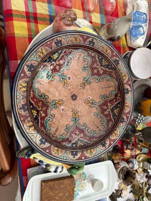 une assiette ornée d'un motif décoratif, posée sur une table