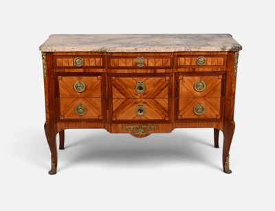 une commode ancienne avec dessus en marbre