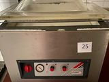 une machine posée sur le comptoir d'une cuisine