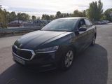une photo d'une voiture noire garée sur le bord de la route