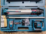 une mallette bleue posée par terre, contenant des outils