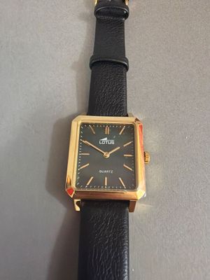montre-bracelet avec bracelet en cuir noir et boîtier doré