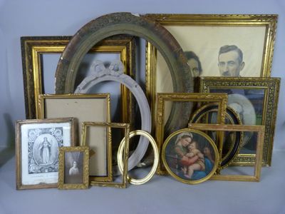 beaucoup de cadres et de photos sur la table