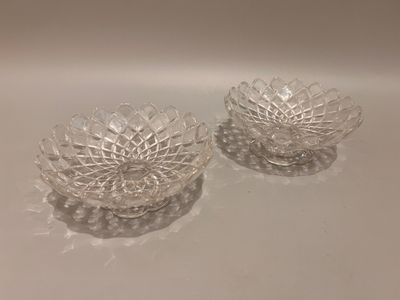 deux bols en verre transparent posés sur une table blanche