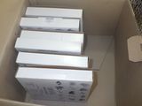 quatre boîtes de télécommandes Wii rangées dans un carton