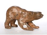 sculpture en bronze représentant un ours polaire sur fond blanc