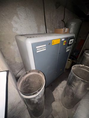 un petit climatiseur posé dans un coin de la pièce