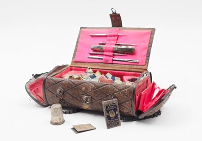 une petite valise contenant du matériel de couture