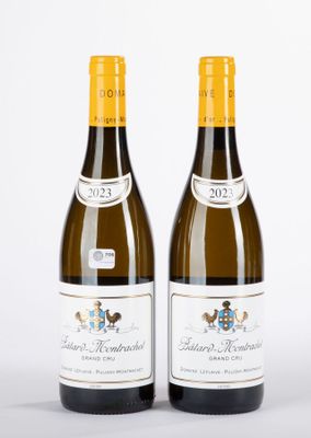 deux bouteilles de vin posées l'une à côté de l'autre sur une surface blanche