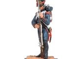 statue d'un soldat en uniforme, l'épée à la main, posée sur un socle en bois