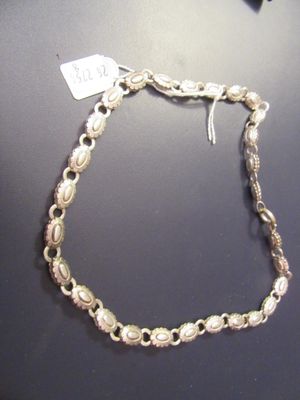 bracelet plaqué argent orné de perles de verre et d'une étiquette