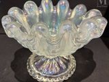 un saladier en verre transparent orné d'un motif décoratif