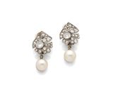 une image d'une paire de boucles d'oreilles en perles et diamants