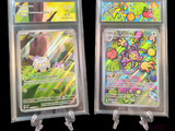 deux cartes Pokémon exposées dans une vitrine transparente