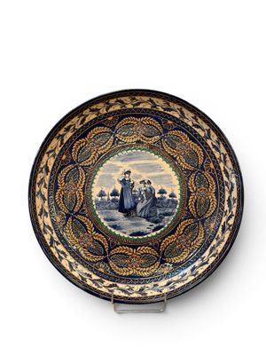 une image représentant une assiette décorative ornée d'une peinture