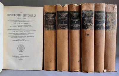plusieurs vieux livres posés sur une table les uns à côté des autres