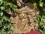 une statue de femme tenant un oiseau dans sa main