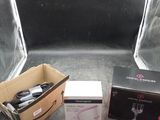 une boîte contenant une télécommande et une autre boîte contenant un téléphone portable