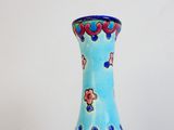 un vase bleu orné d'un motif floral