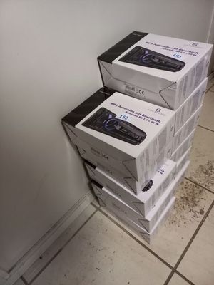 trois boîtes empilées sur le sol
