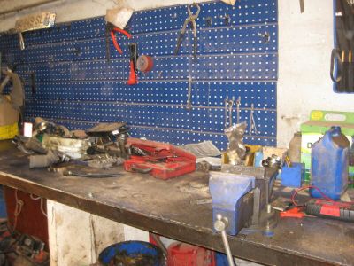 un établi avec des outils dans un garage