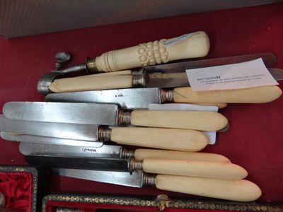 14 couteaux de table de deux modèles différents, anciens, la… - Photo 1