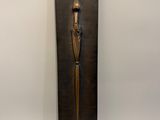 une image représentant une sculpture d'une personne tenant un parapluie